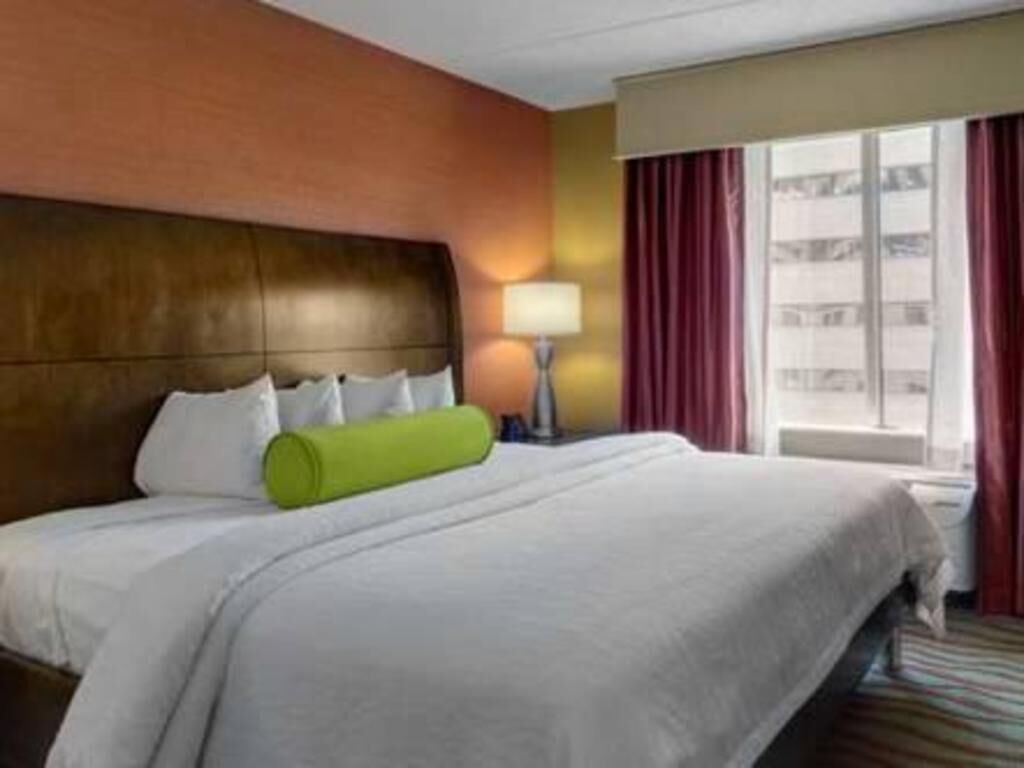 Premium bedding, in-room safe, desk, laptop workspace