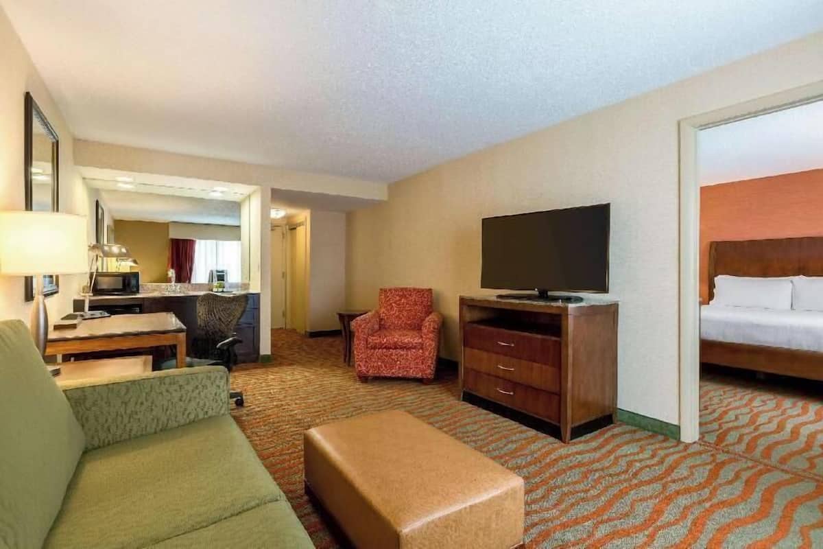 Premium bedding, in-room safe, desk, laptop workspace