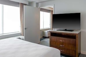 Luxe beddengoed, een kluis op de kamer, een bureau, een laptopwerkplek