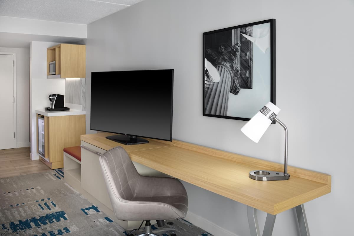 Premium bedding, in-room safe, desk, laptop workspace