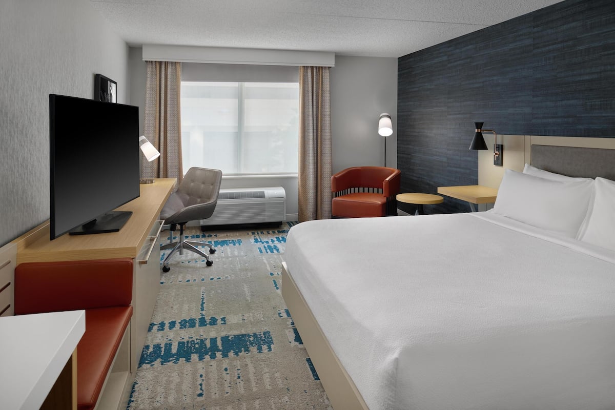 Room | Premium bedding, in-room safe, desk, laptop workspace