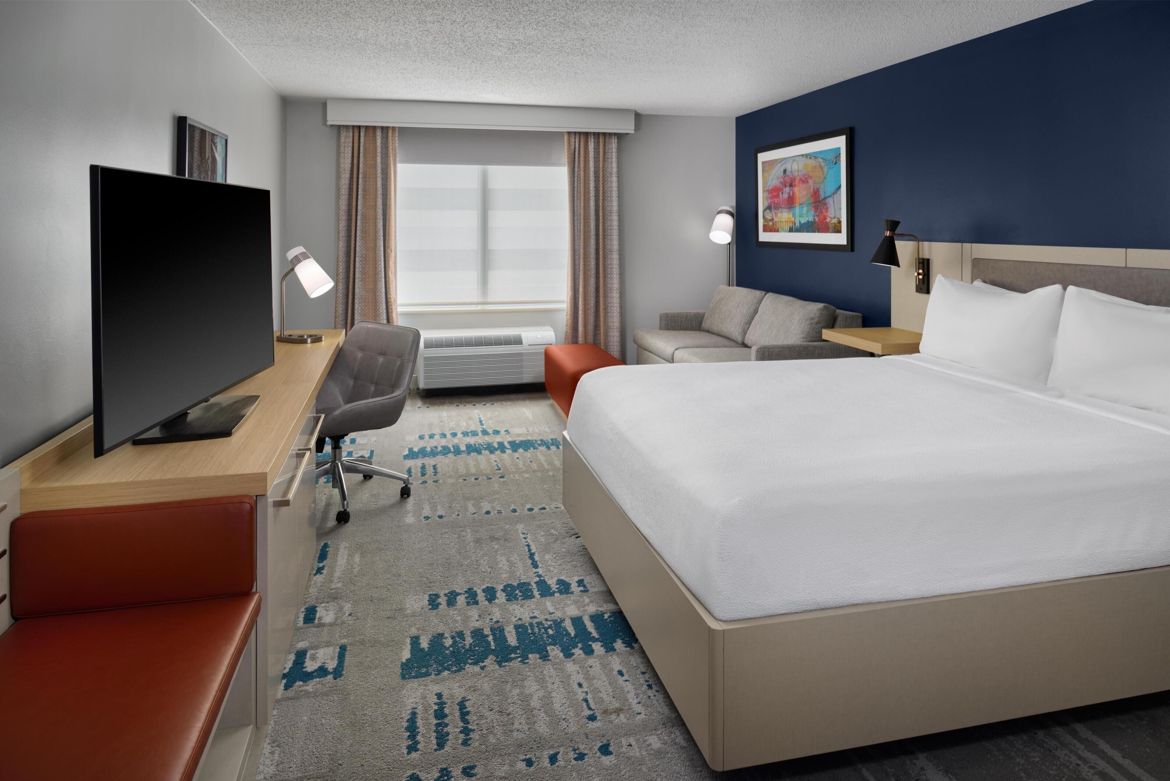 Deluxe Room, 1 King Bed | Premium bedding, in-room safe, desk, laptop workspace