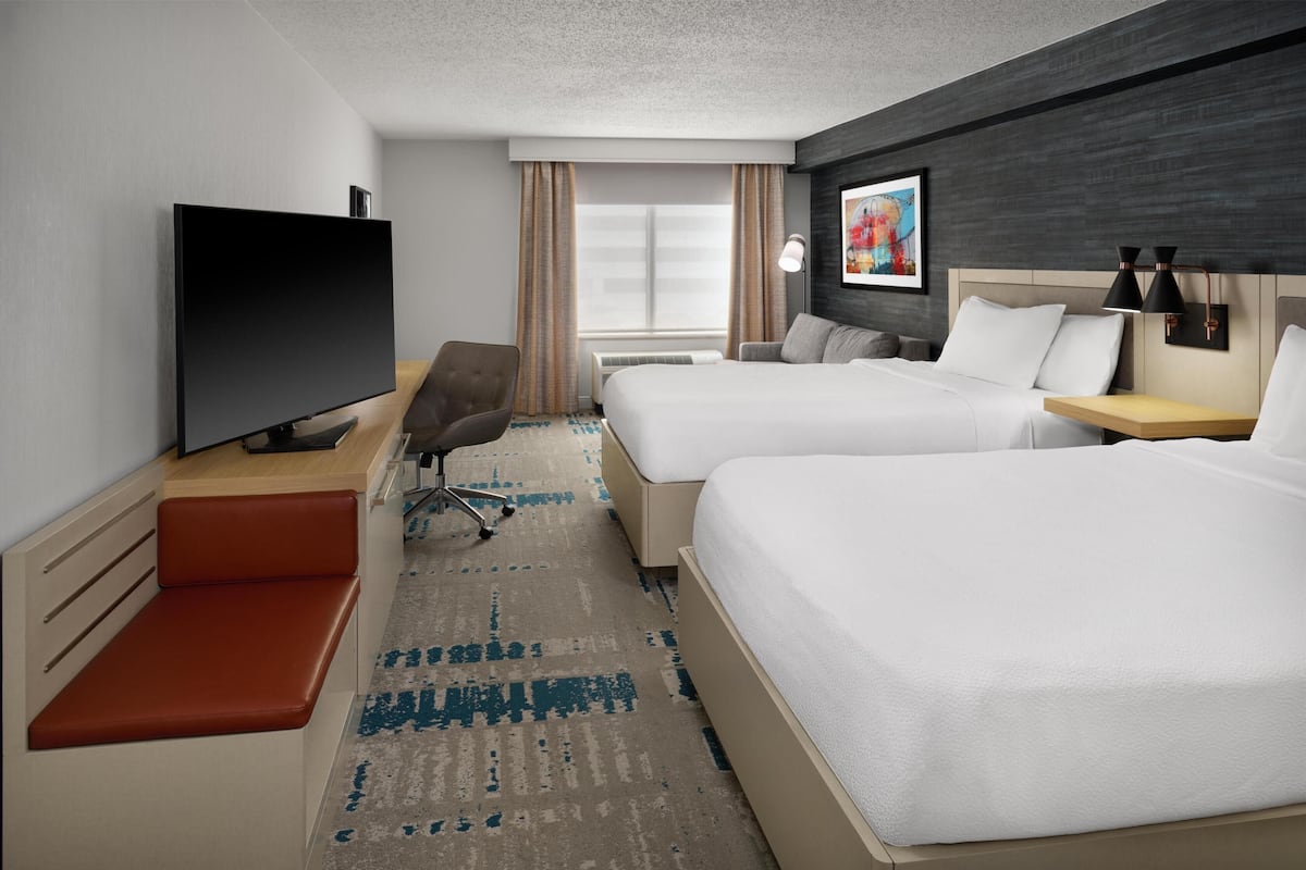 Room | Premium bedding, in-room safe, desk, laptop workspace