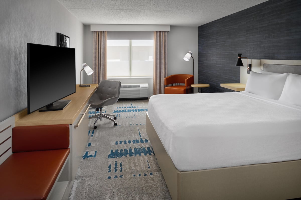 Room | Premium bedding, in-room safe, desk, laptop workspace