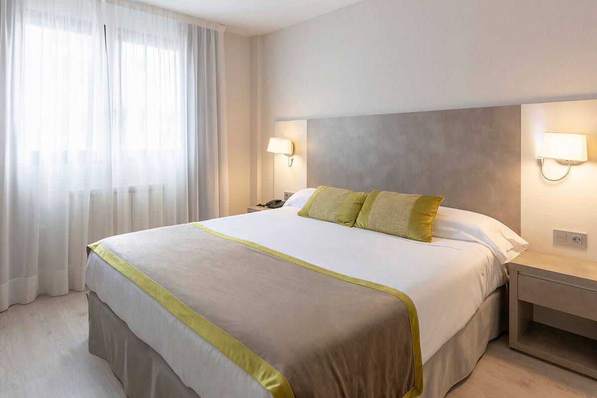 Pillowtop beds, minibar, in-room safe, WiFi (free)