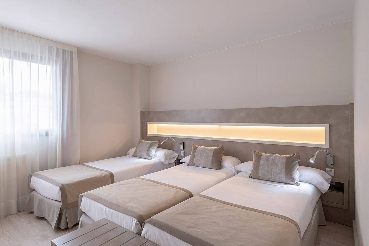 Pillowtop beds, minibar, in-room safe, WiFi (free)