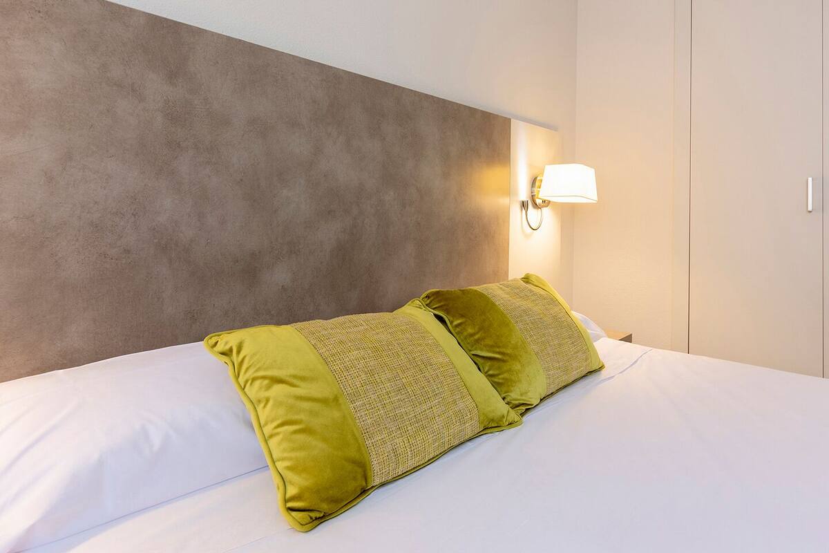Pillowtop beds, minibar, in-room safe, WiFi (free)