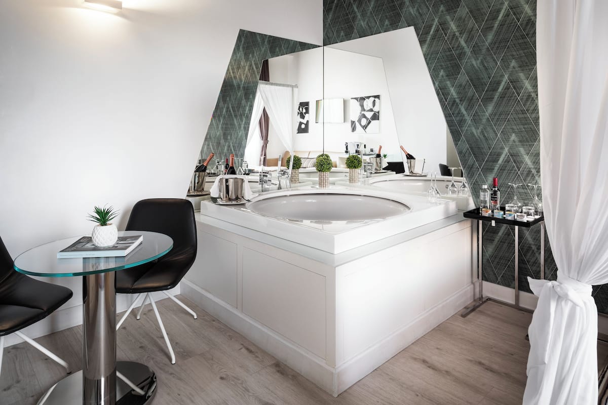 Junior Süit, Nehir Manzaralı | 1 yatak odası, kaliteli yatak takımı, minibar, odada kasa