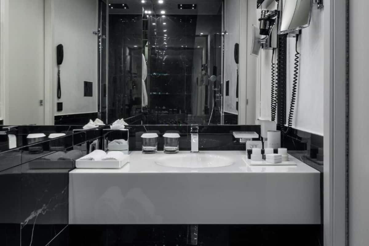 Deluxe Süit, Nehir Manzaralı | Banyo | Duş, ücretsiz banyo/kozmetik ürünleri, saç kurutma makinesi, bornoz