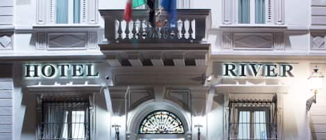 Vista frontal de la propiedad