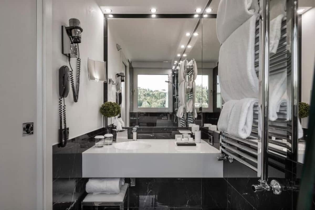 Junior Süit, Teras, Nehir Manzaralı | Banyo | Duş, ücretsiz banyo/kozmetik ürünleri, saç kurutma makinesi, bornoz