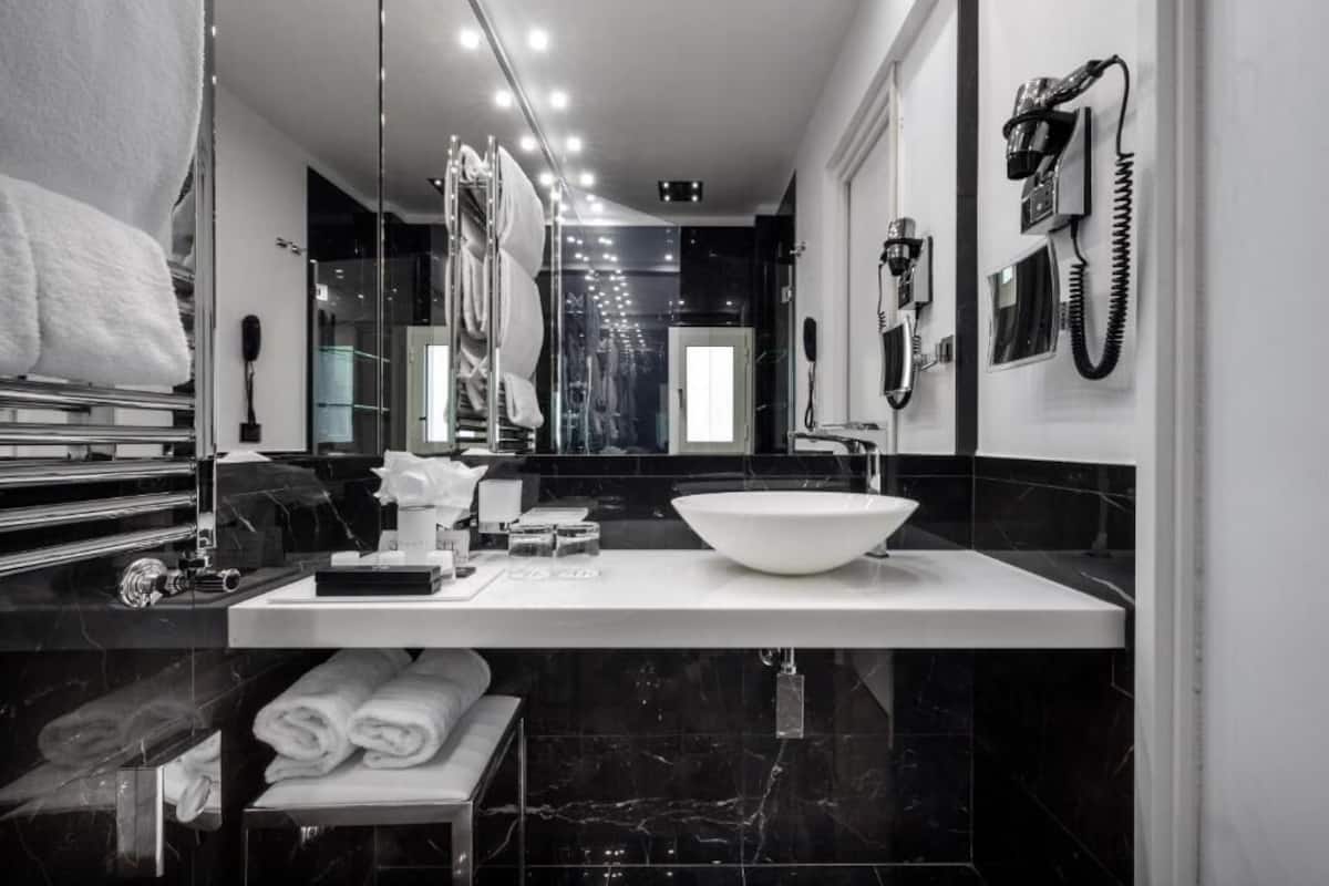 Superior Süit | Banyo | Duş, ücretsiz banyo/kozmetik ürünleri, saç kurutma makinesi, bornoz