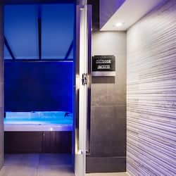 Salas de tratamiento para parejas, sauna y tina de hidromasaje
