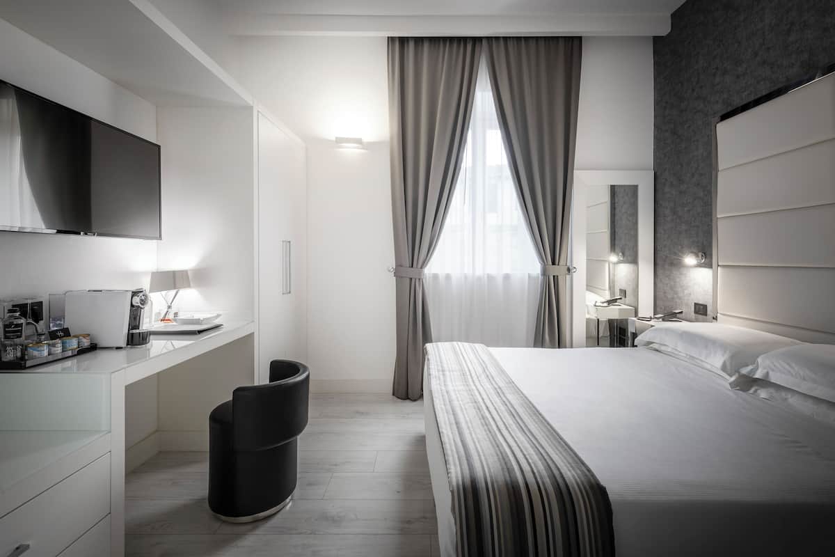 Classic Tek Büyük veya İki Ayrı Yataklı Oda | 1 yatak odası, kaliteli yatak takımı, minibar, odada kasa