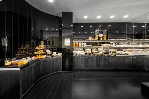 A modern breakfast bar with a variety of fruits and beverages, a clean and contemporary design. - LHP Hotel River & SPA (Florence)