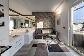 Deluxe-Suite, Flussblick | Wohnbereich | 32-Zoll-LCD-Fernseher mit Satellitenempfang, Fernseher