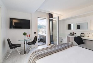 Junior Suite, Terrace, River View | Premium bedding, minibar, in-room safe, individually furnished - LHP Hotel River & SPA (Florence)