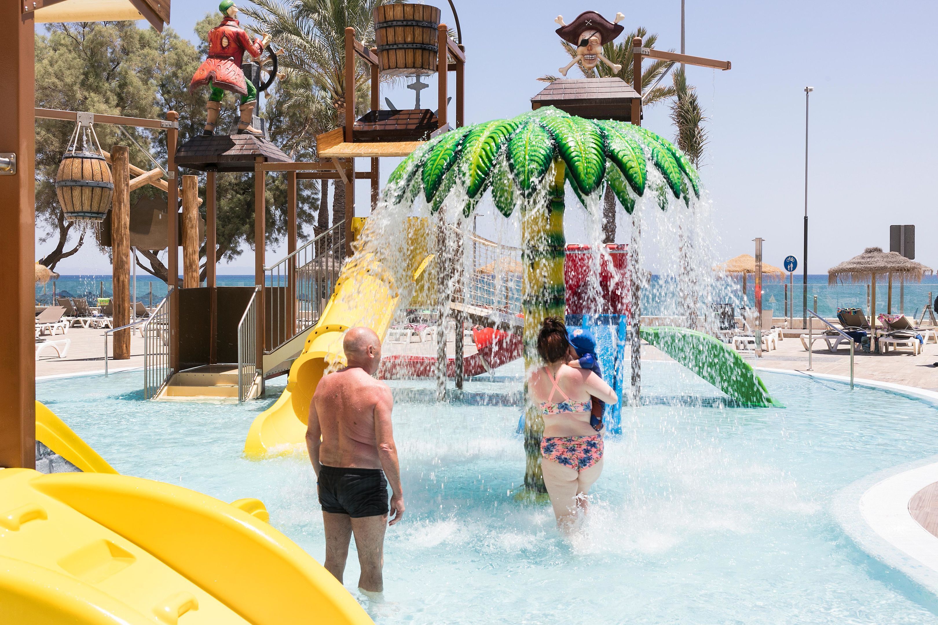 Un parc aquatique avec des toboggans et une grande fontaine.