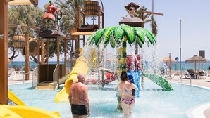 Parque acuático con toboganes y una gran fuente de agua.