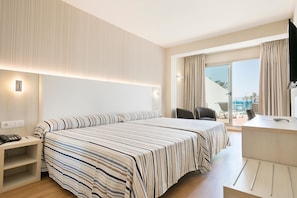 A hotel room with a large bed, a desk, a chair, and a view of the outdoors. - Hotel Best Sabinal (Roquetas de Mar)