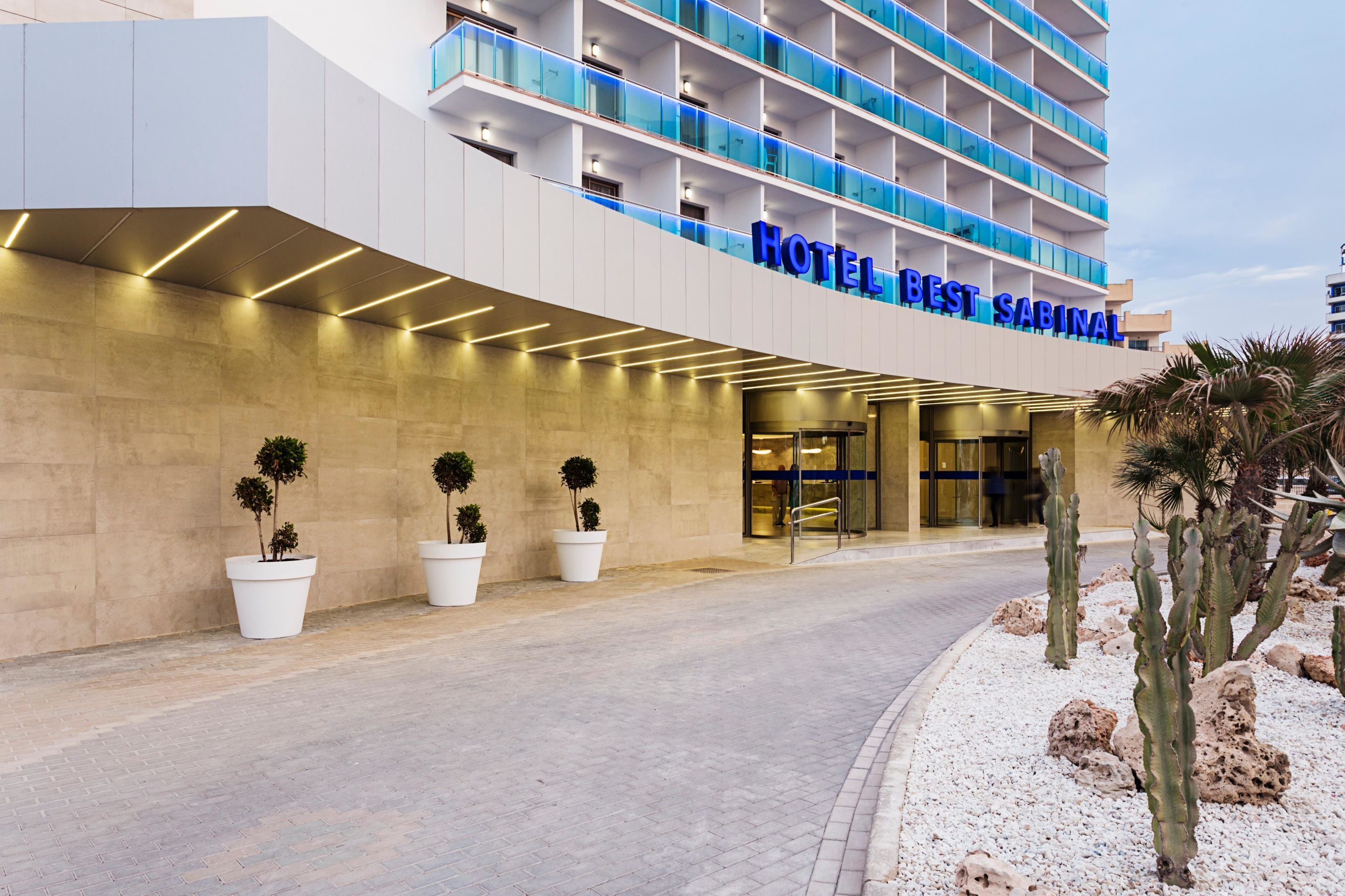 Una entrada moderna de hotel con un letrero grande que dice "HOTEL BEST SABINAL".