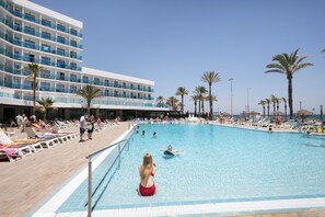 2 piscinas al aire libre, sombrillas, sillones reclinables de piscina