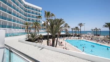 2 piscines extérieures, parasols de plage, chaises longues