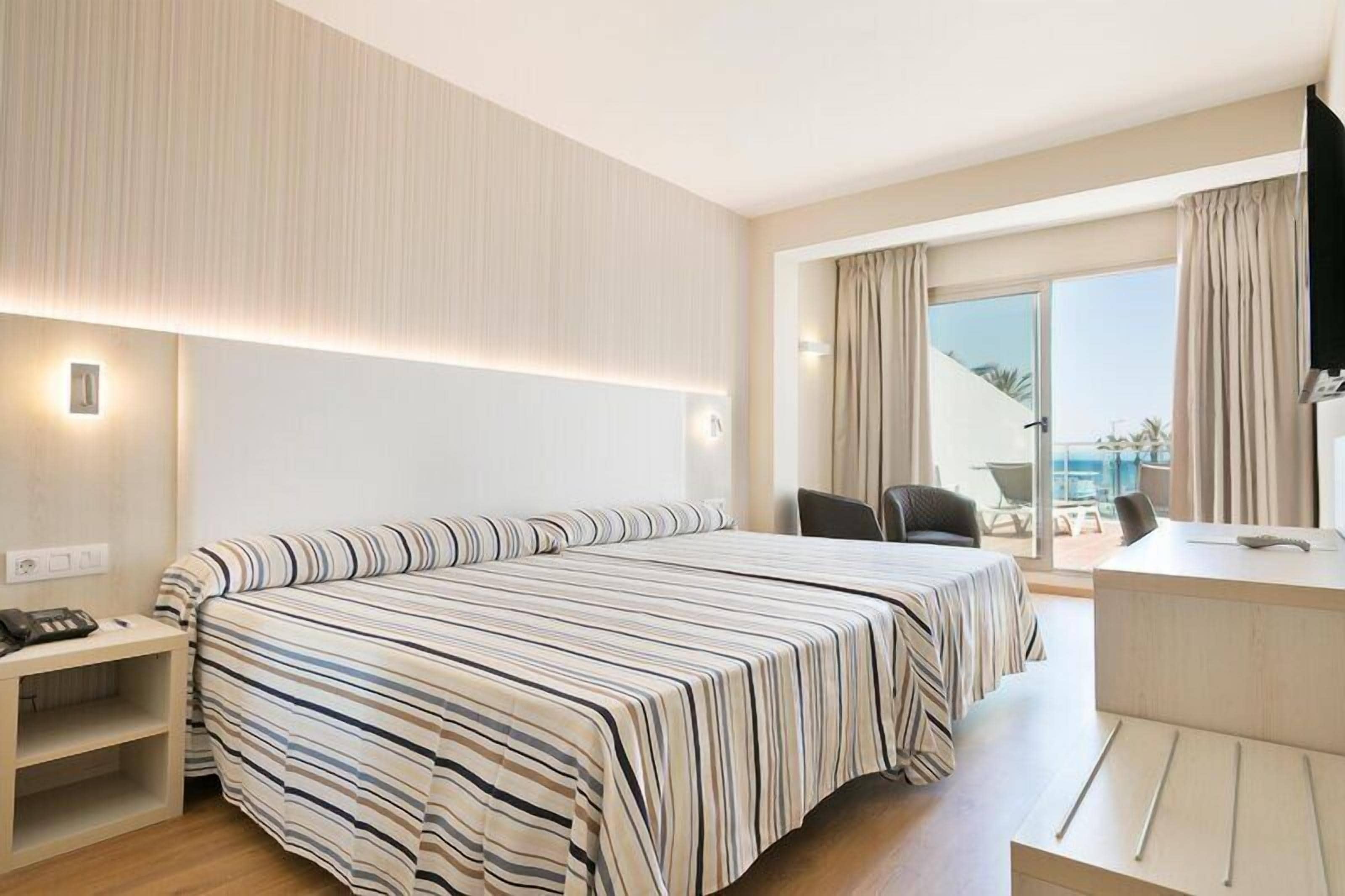 Minibar, caja fuerte, escritorio y cortinas opacas