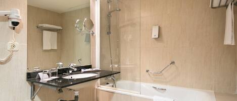 Une salle de bain moderne avec un lavabo, un miroir et une douche.