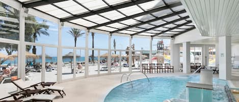 2 utendørsbassenger, bassengparasoller og solsenger