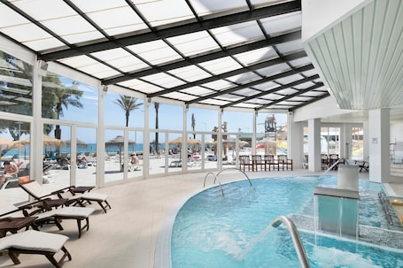 2 piscinas al aire libre, sombrillas, sillones reclinables de piscina. Hotel Best Sabinal