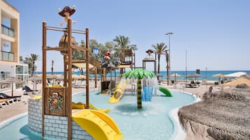 2 buitenzwembaden, parasols voor strand/zwembad