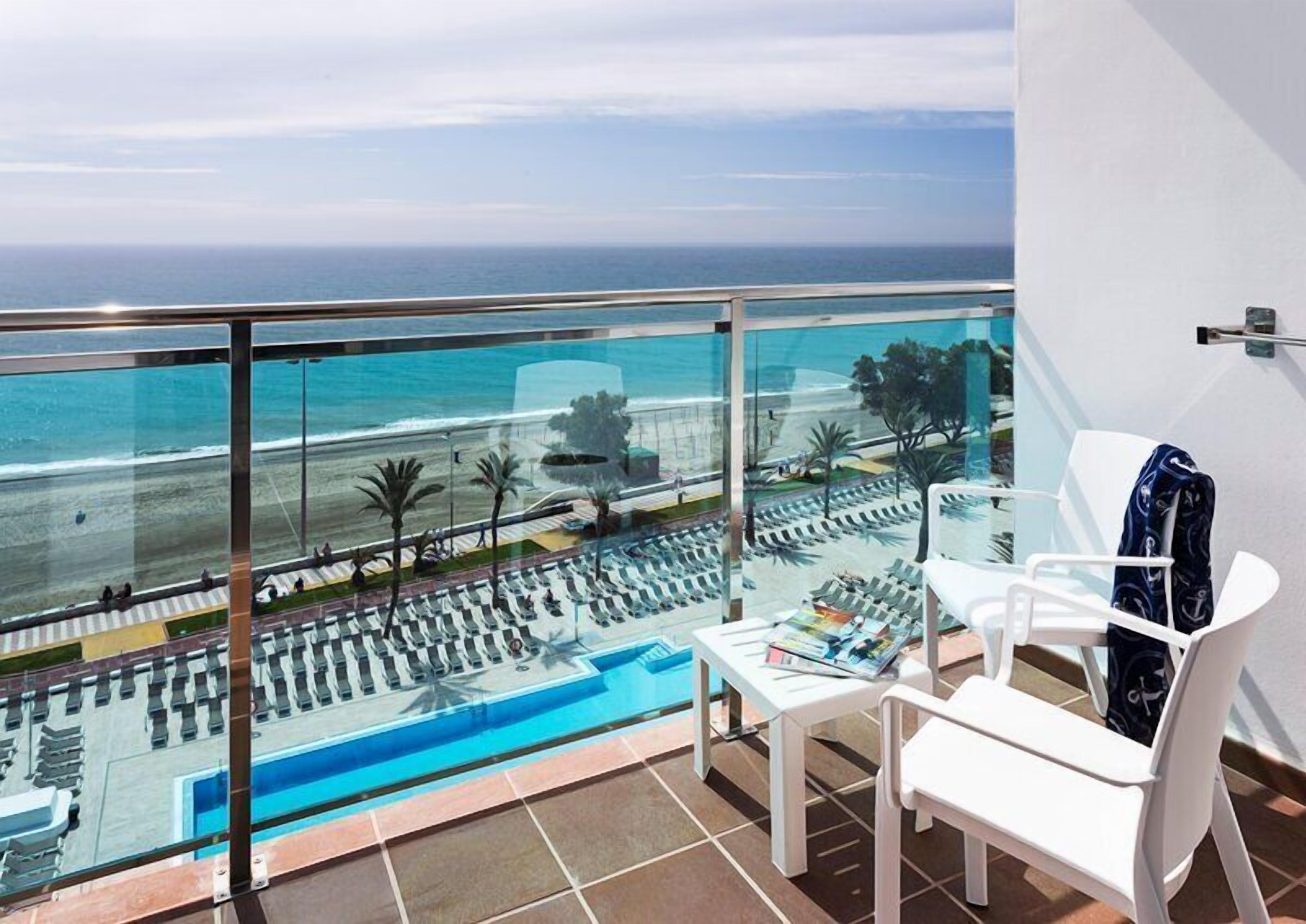 2 buitenzwembaden, parasols voor strand/zwembad