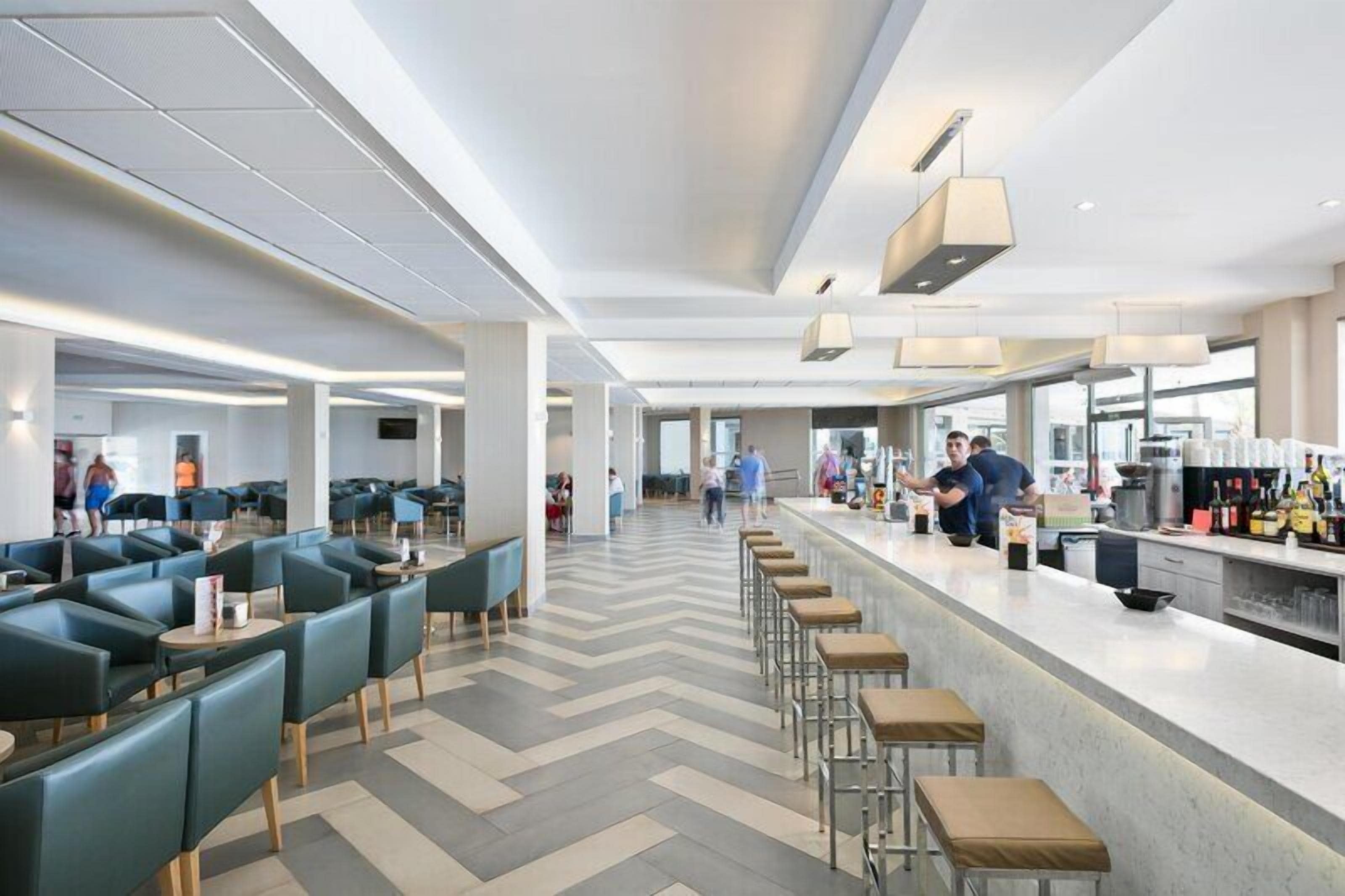 2 bars/lounges, poolside bar