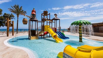 2 piscinas al aire libre, sombrillas, sillones reclinables de piscina