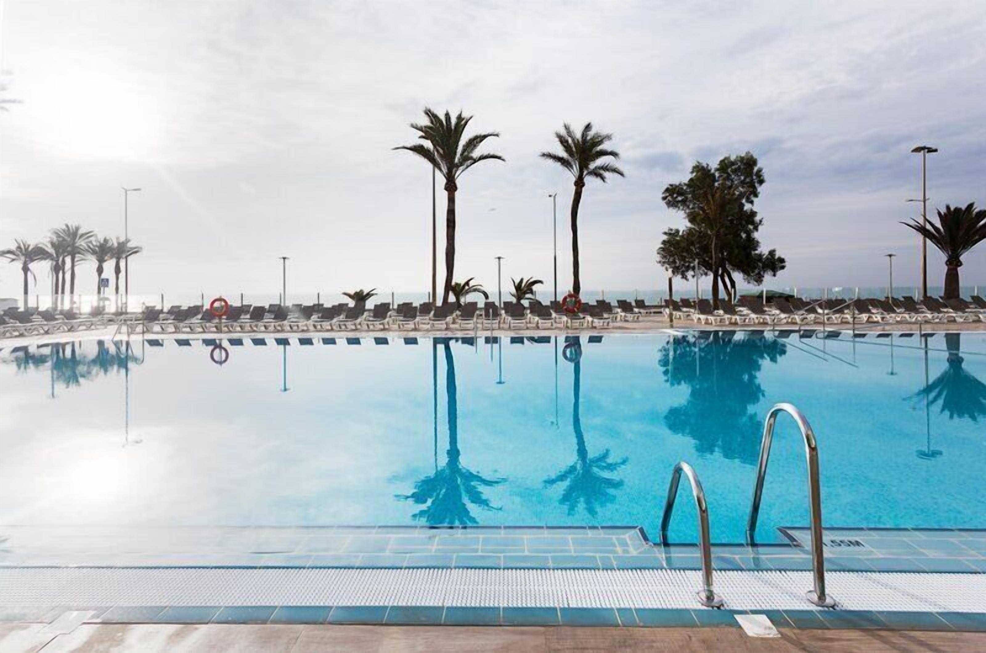 2 piscines extérieures, parasols de plage, chaises longues