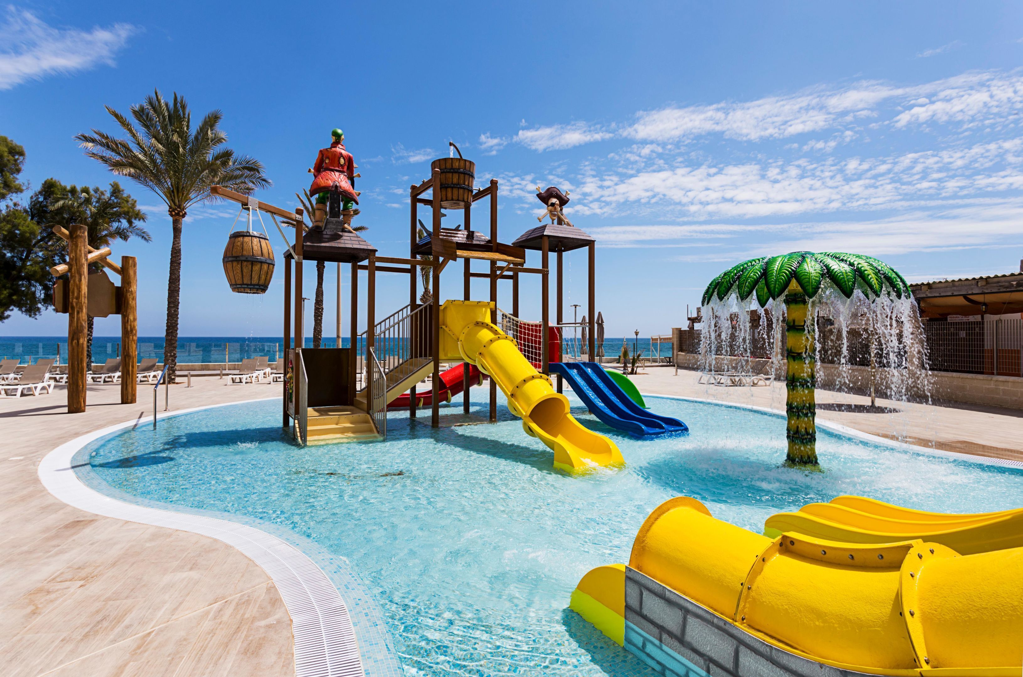 2 من حمّامات السباحة الخارجية، مظلات على حمّام السباحة، مقاعد للتشمس