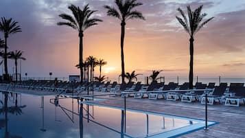 2 piscines extérieures, parasols de plage, chaises longues