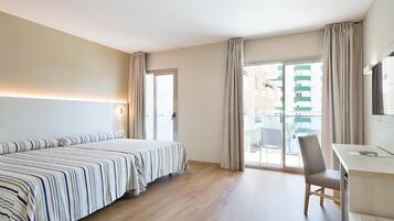 Minibar, coffres-forts dans les chambres, bureau, rideaux occultants