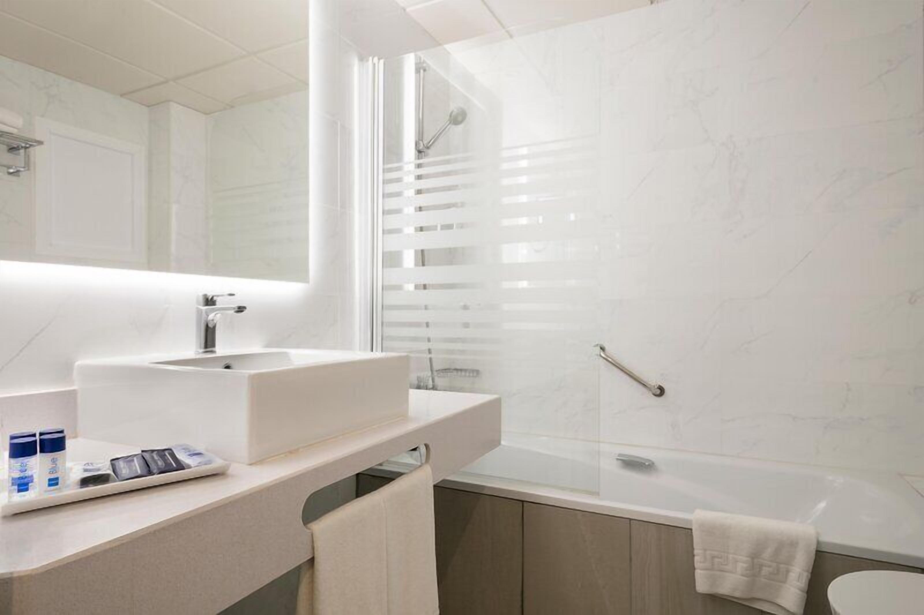 Sèche-cheveux, bidet, serviettes fournies