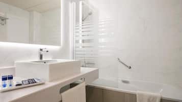 Sèche-cheveux, bidet, serviettes fournies