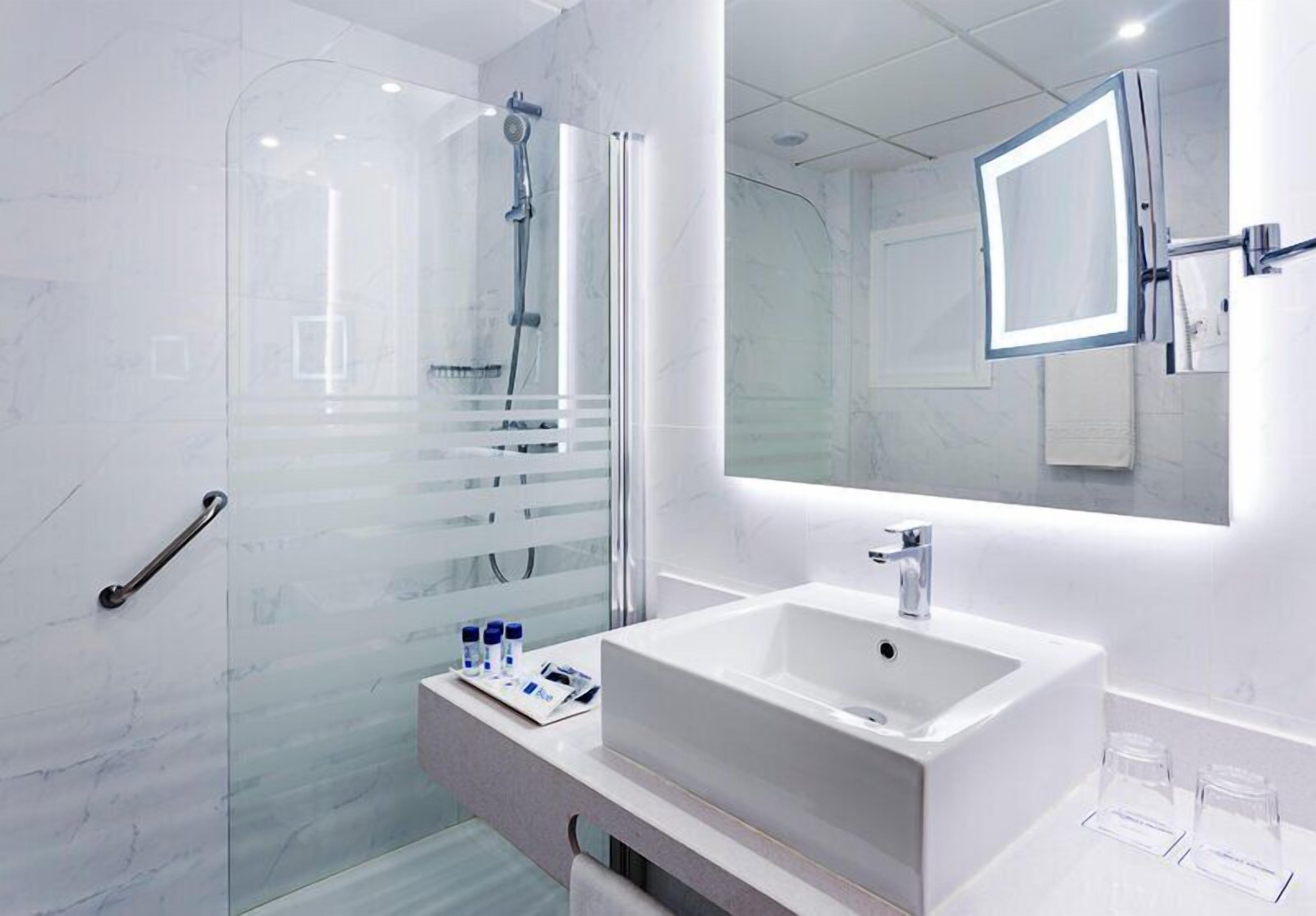 Secador de pelo, bidet, toallas