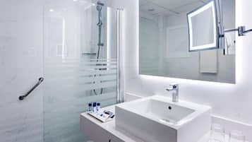 Secador de pelo, bidet, toallas
