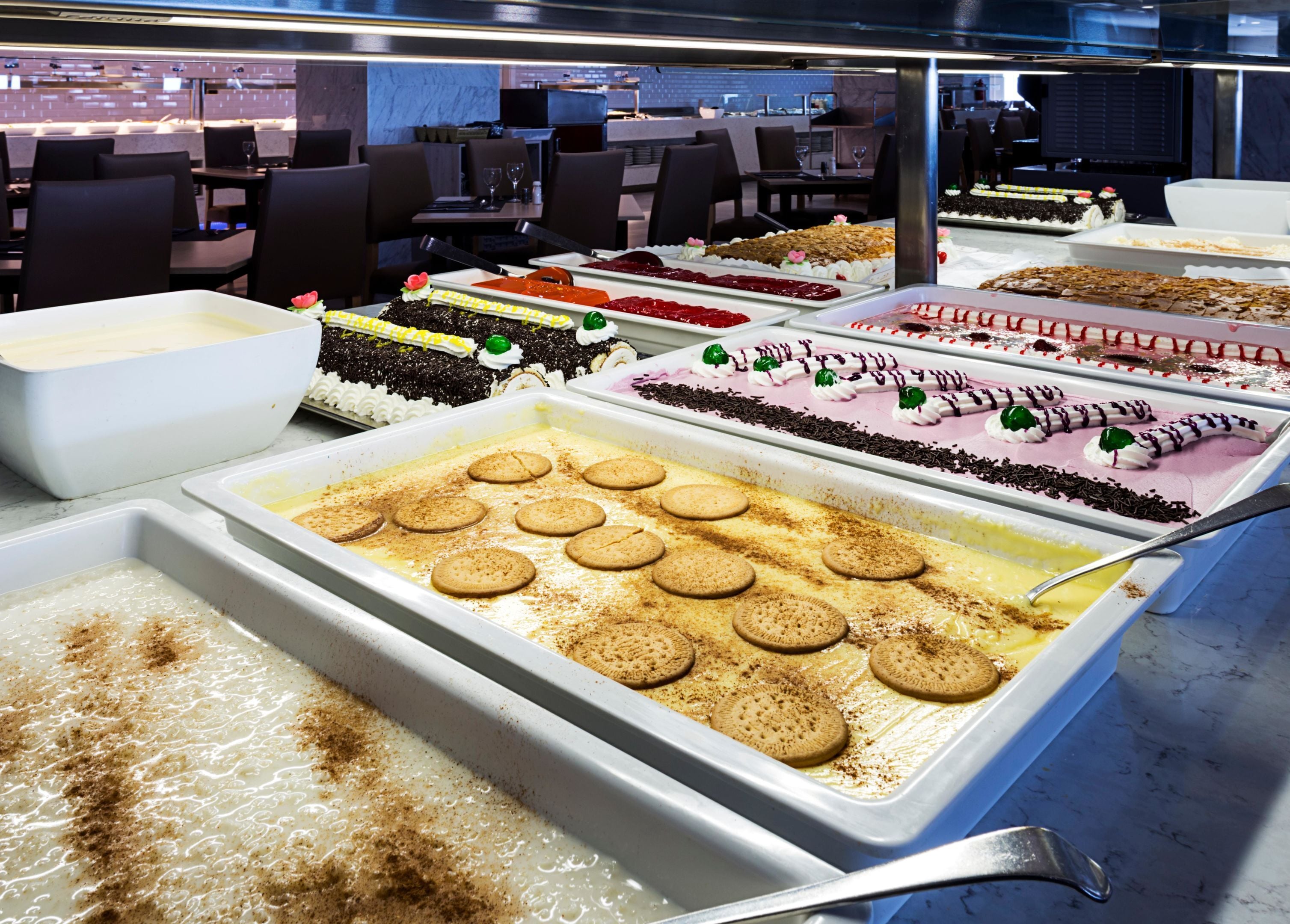 Ein Buffet mit verschiedenen Desserts und einer Kuchengutsche.