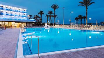 2 piscines extérieures, parasols de plage, chaises longues