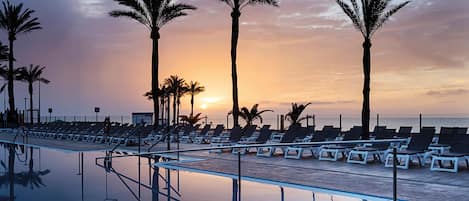 2 piscinas al aire libre, sombrillas, sillones reclinables de piscina