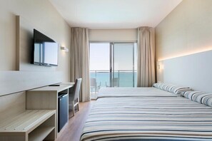 Minibar, värdeförvaringsskåp på rummet och skrivbord
