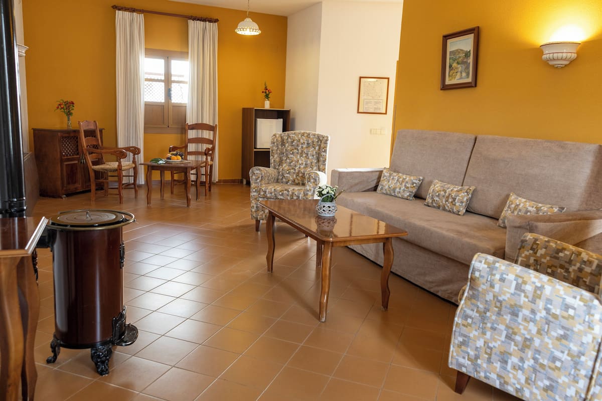 Habitación, 2 habitaciones (2 Adults & 2 Children) | Área de sala de estar | Televisión