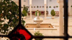 An indoor courtyard with arches, a fountain, and potted plants. - Villa Turística de Priego de Córdoba (Priego de Córdoba)