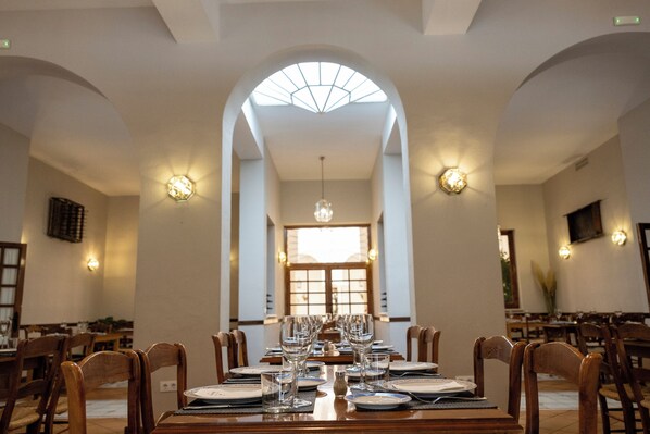 Lunch and dinner served, Regional cuisine